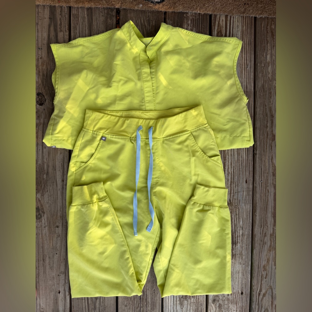 Figs Neon Yellow Scrub Set